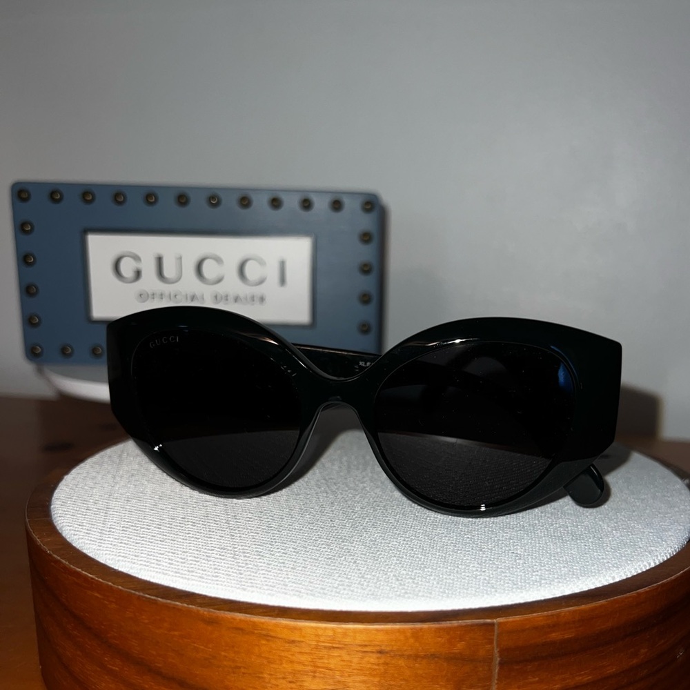 Gucci Black Oval Sunglasses Sleek Design